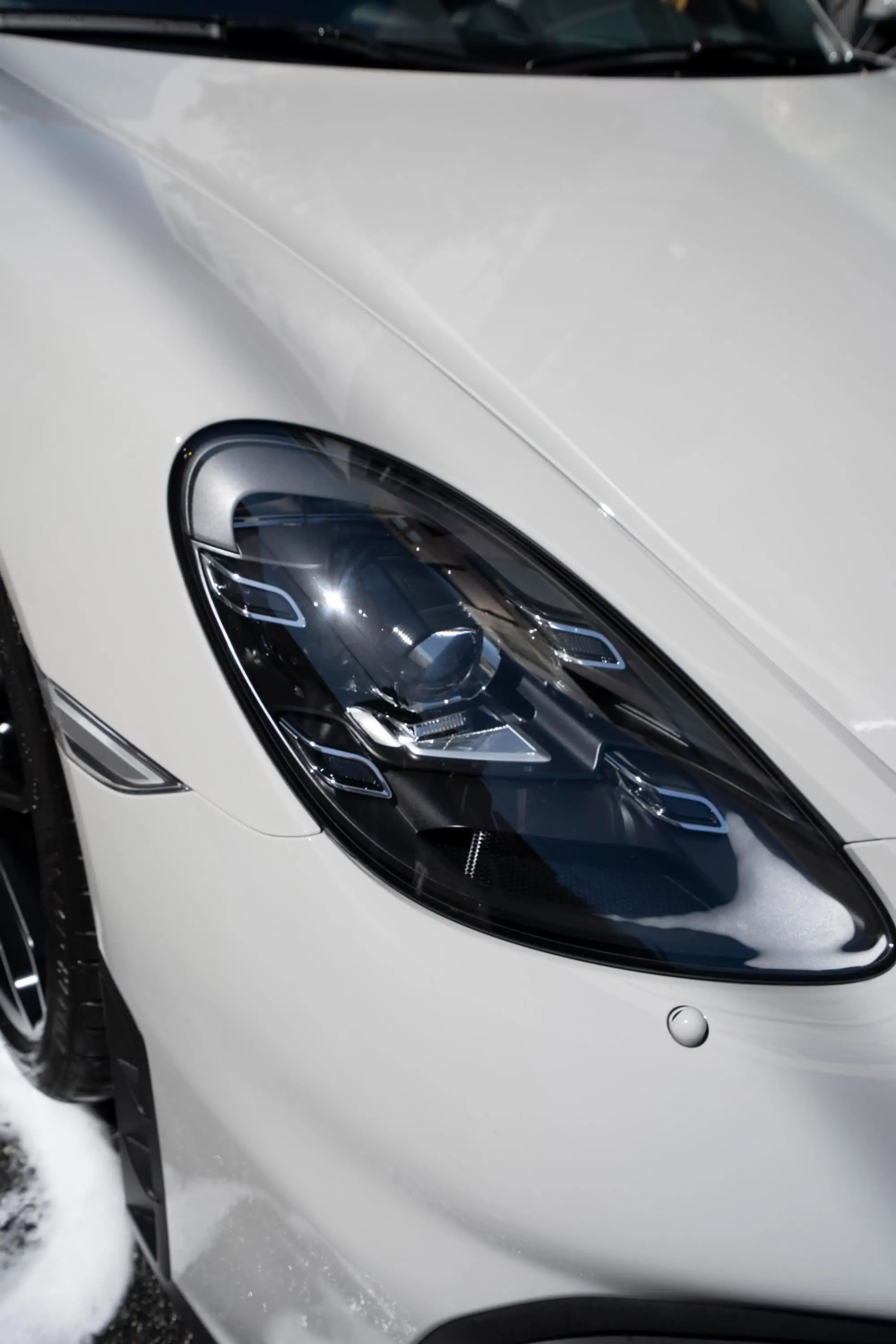 Porsche 718 Spyder headlight and fender