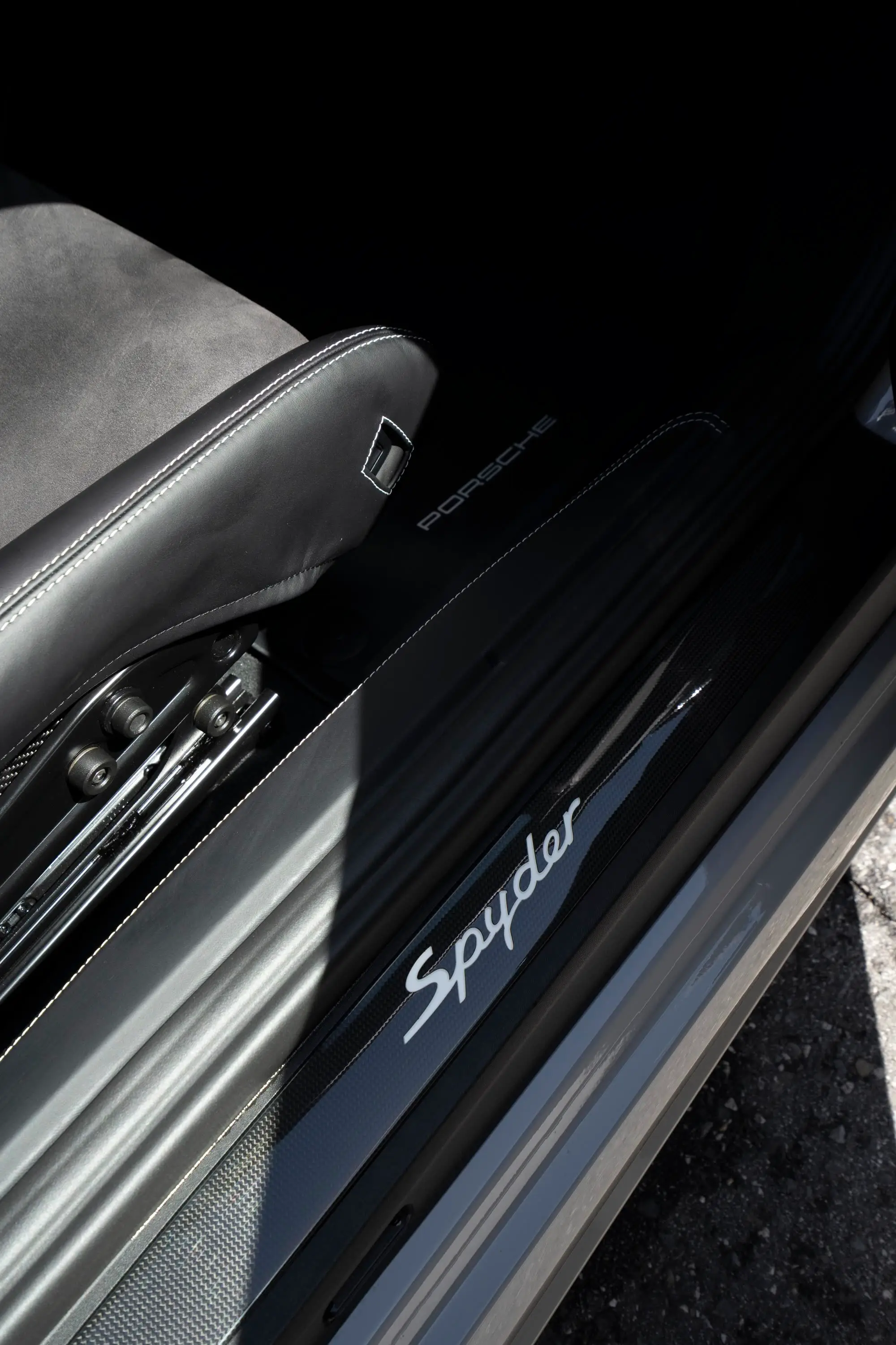 Porsche 718 Spyder door sill 'Spyder' script and seat