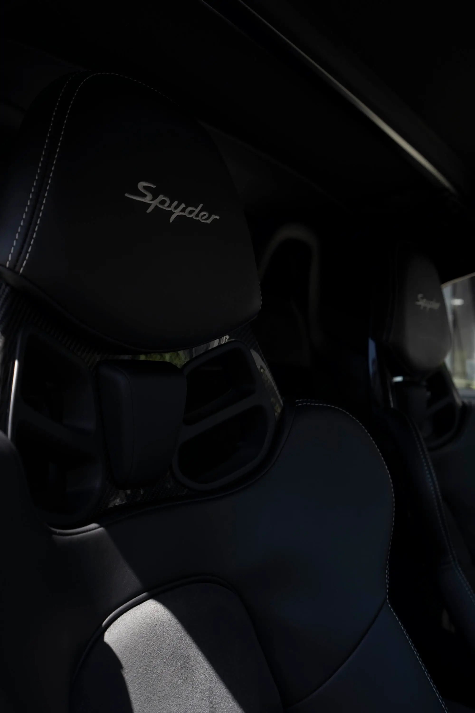Porsche 718 Spyder carbon bucket seats, Spyder headrest logo
