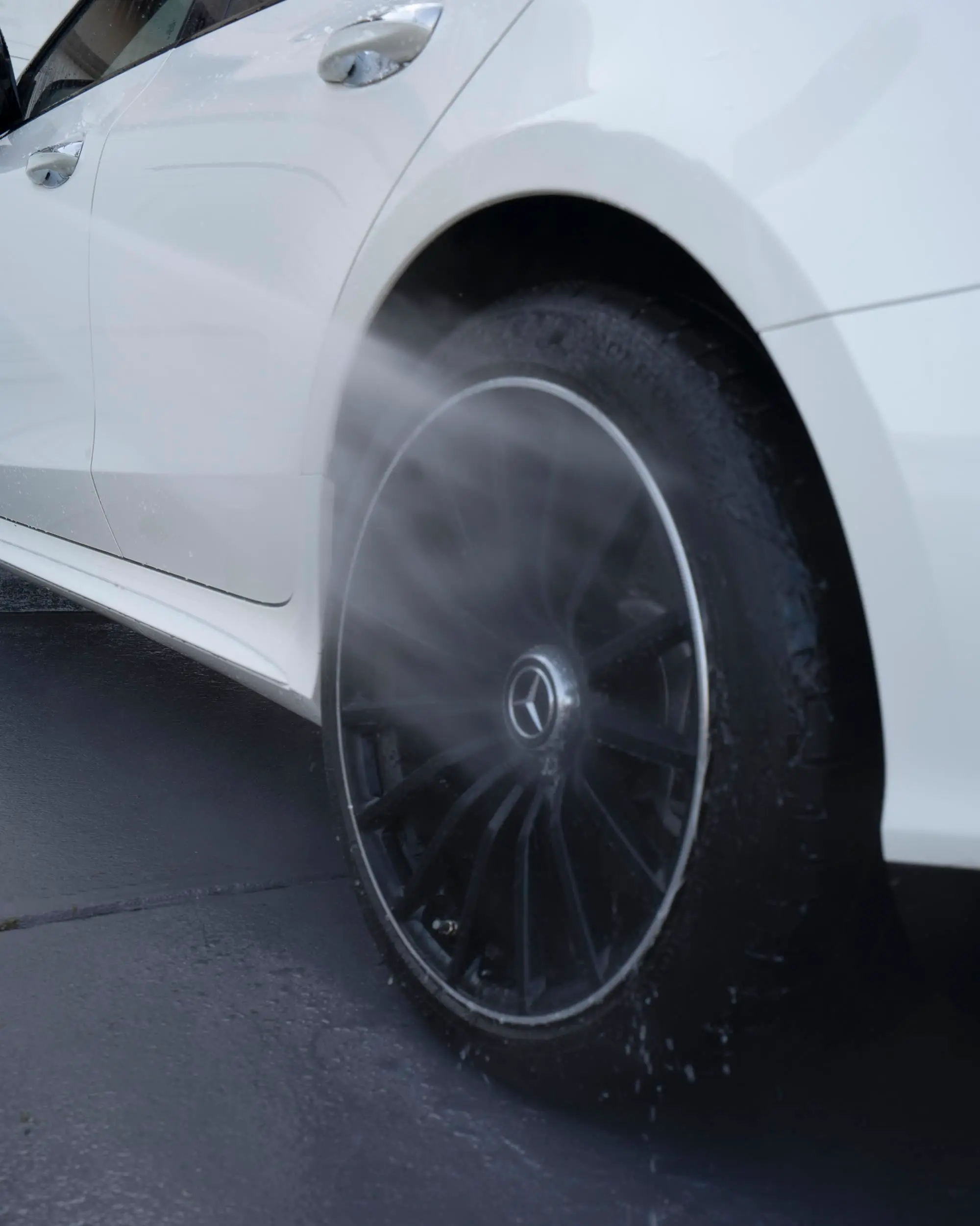 Mercedes-AMG GT 43, Rinsing wheel of white AMG GT 43