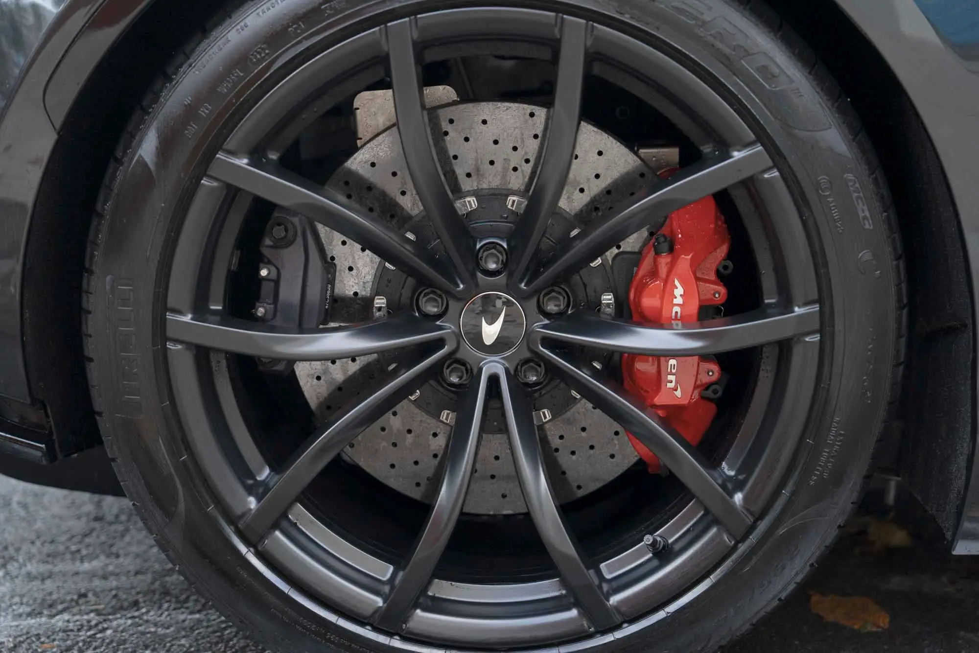 McLaren Artura wheel, carbon-ceramic rotor and red caliper