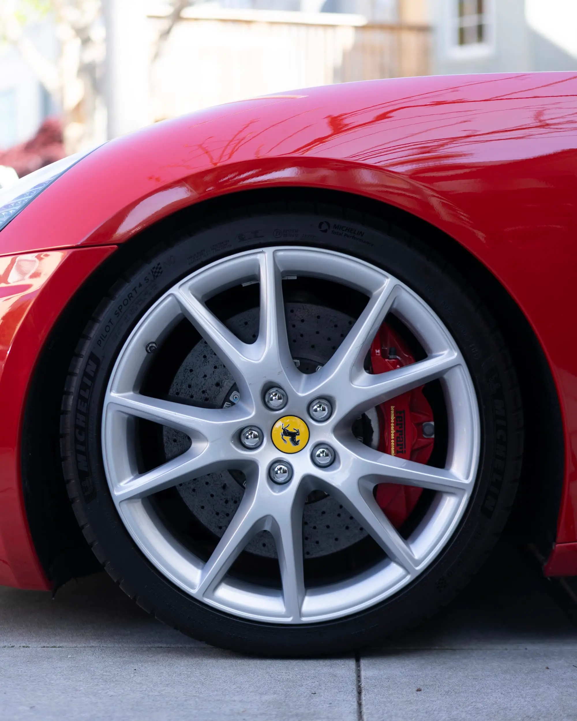 Ferrari California wheel, carbon-ceramic brake, red caliper