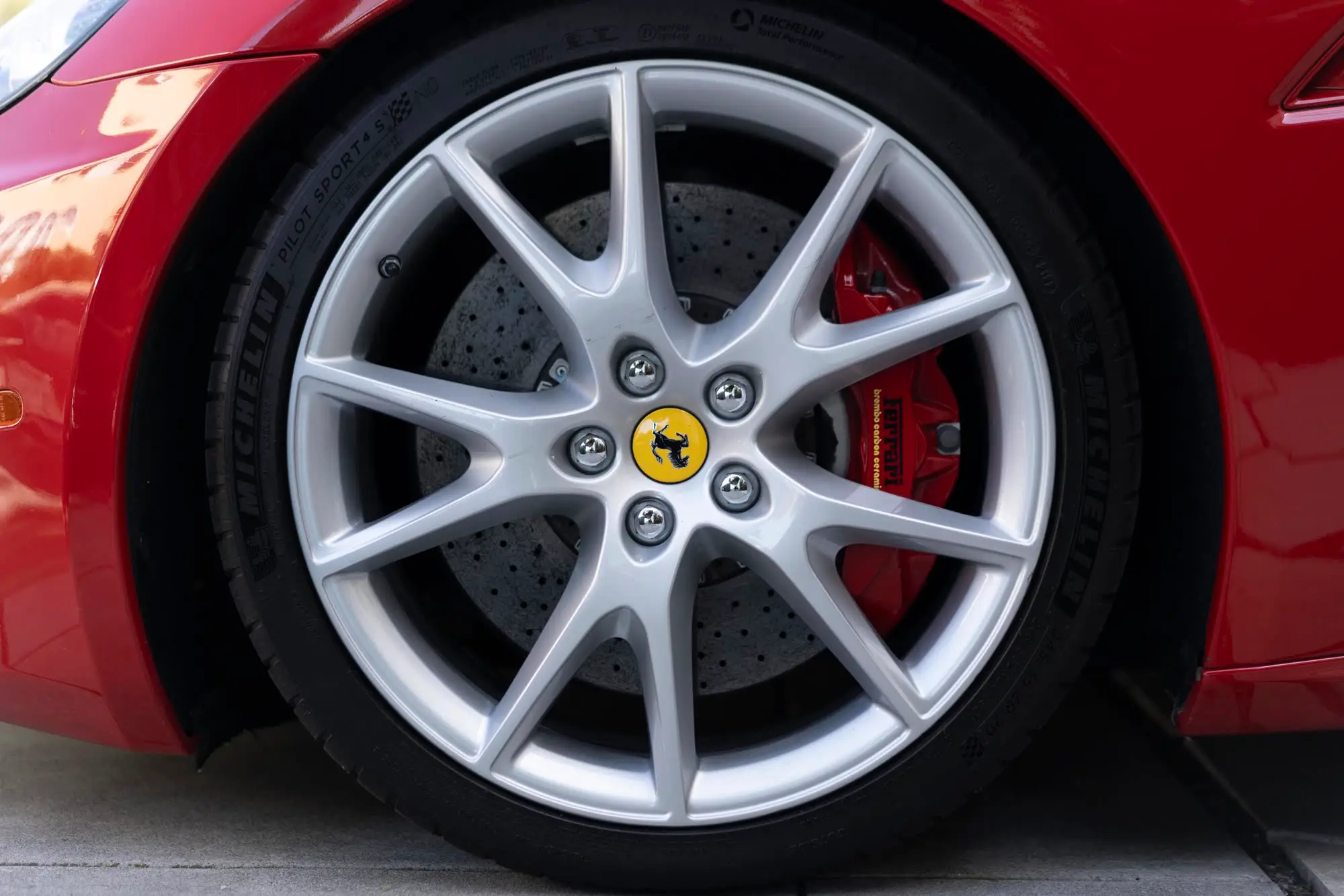 Ferrari California front wheel with carbon-ceramic brake and red caliper