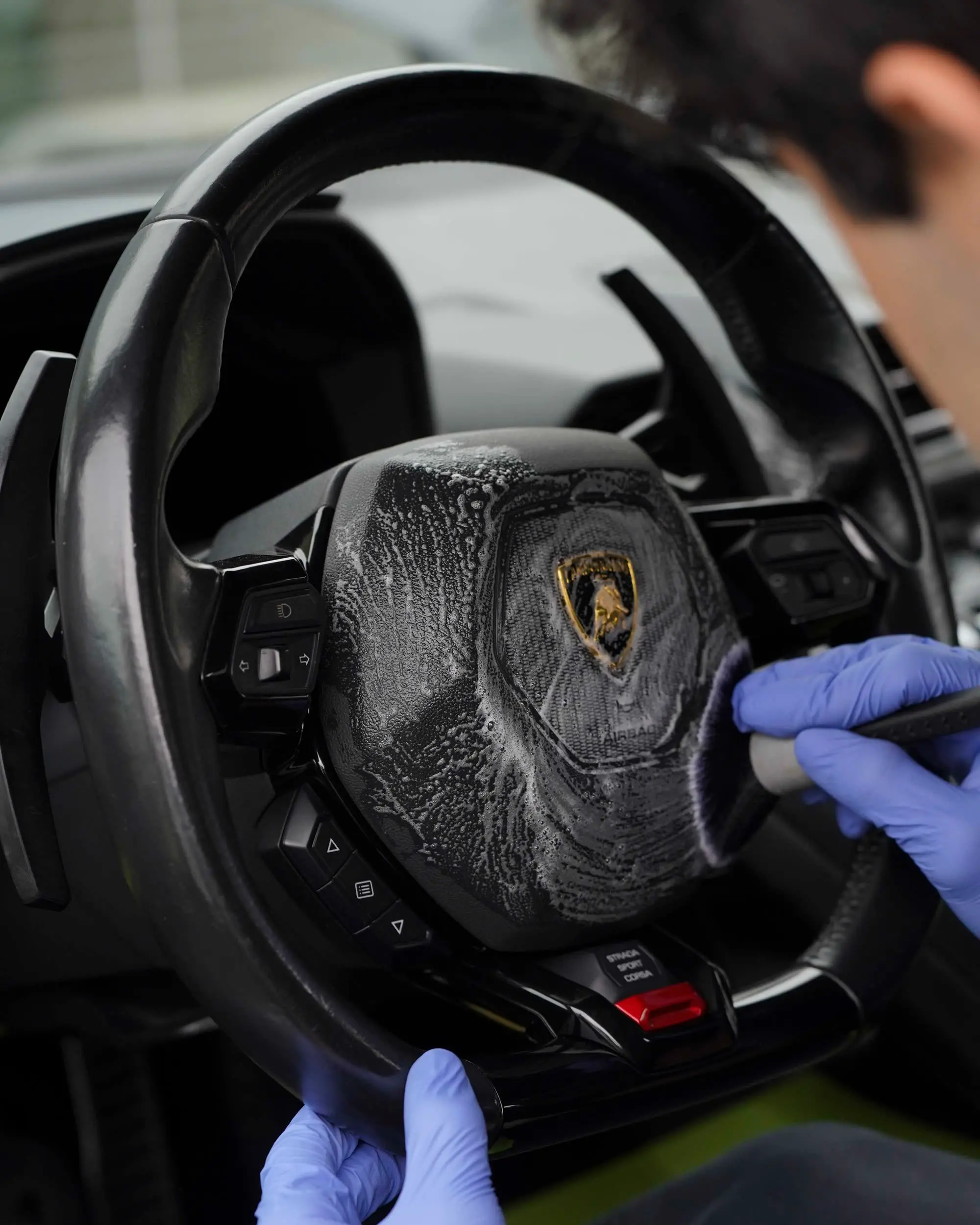 Lamborghini Huracán, Lamborghini Huracan steering wheel being deep-cleaned (foamed airbag pad, gloved hands)