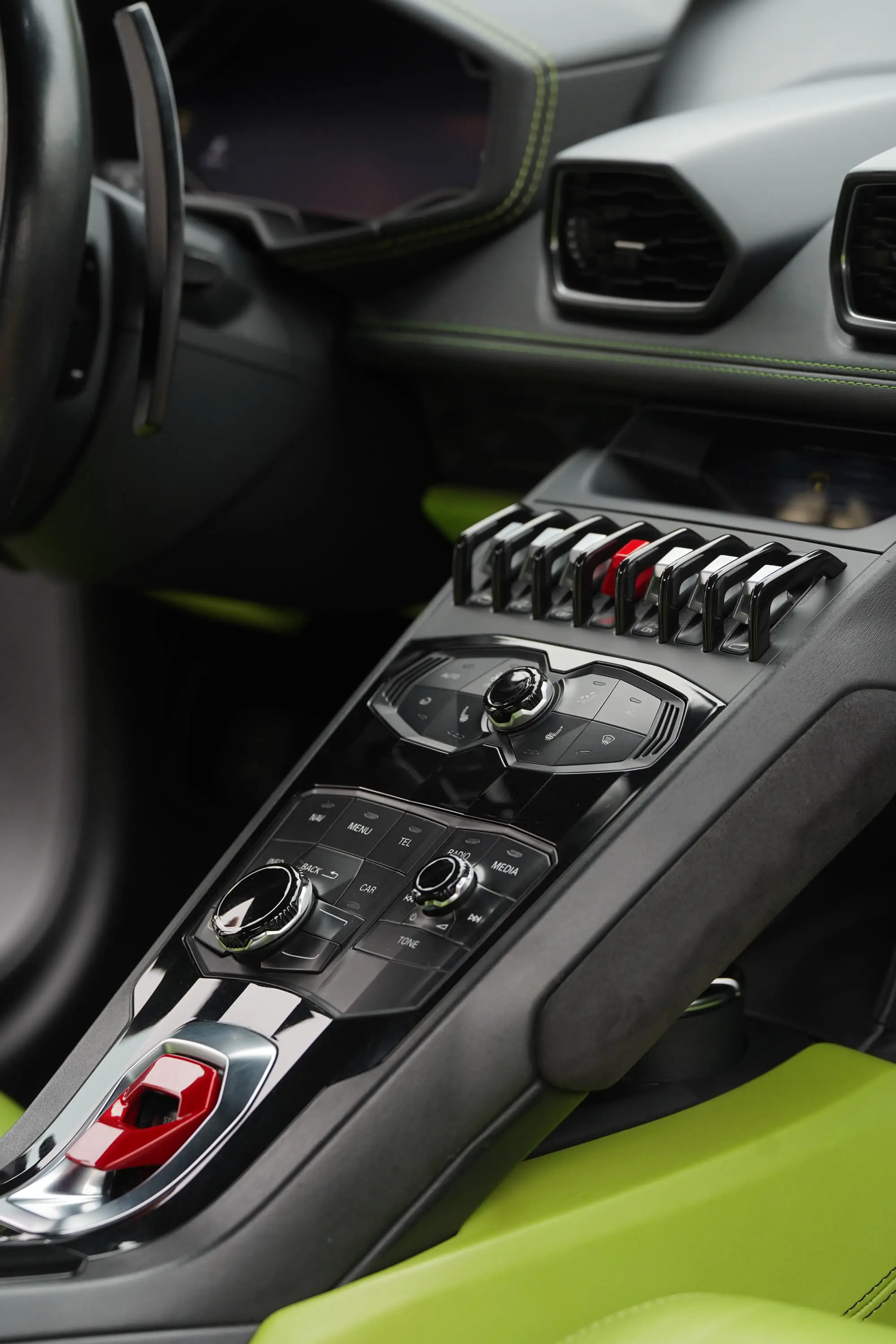 Lamborghini Huracán, Huracan center console and dash, hexagonal switchgear