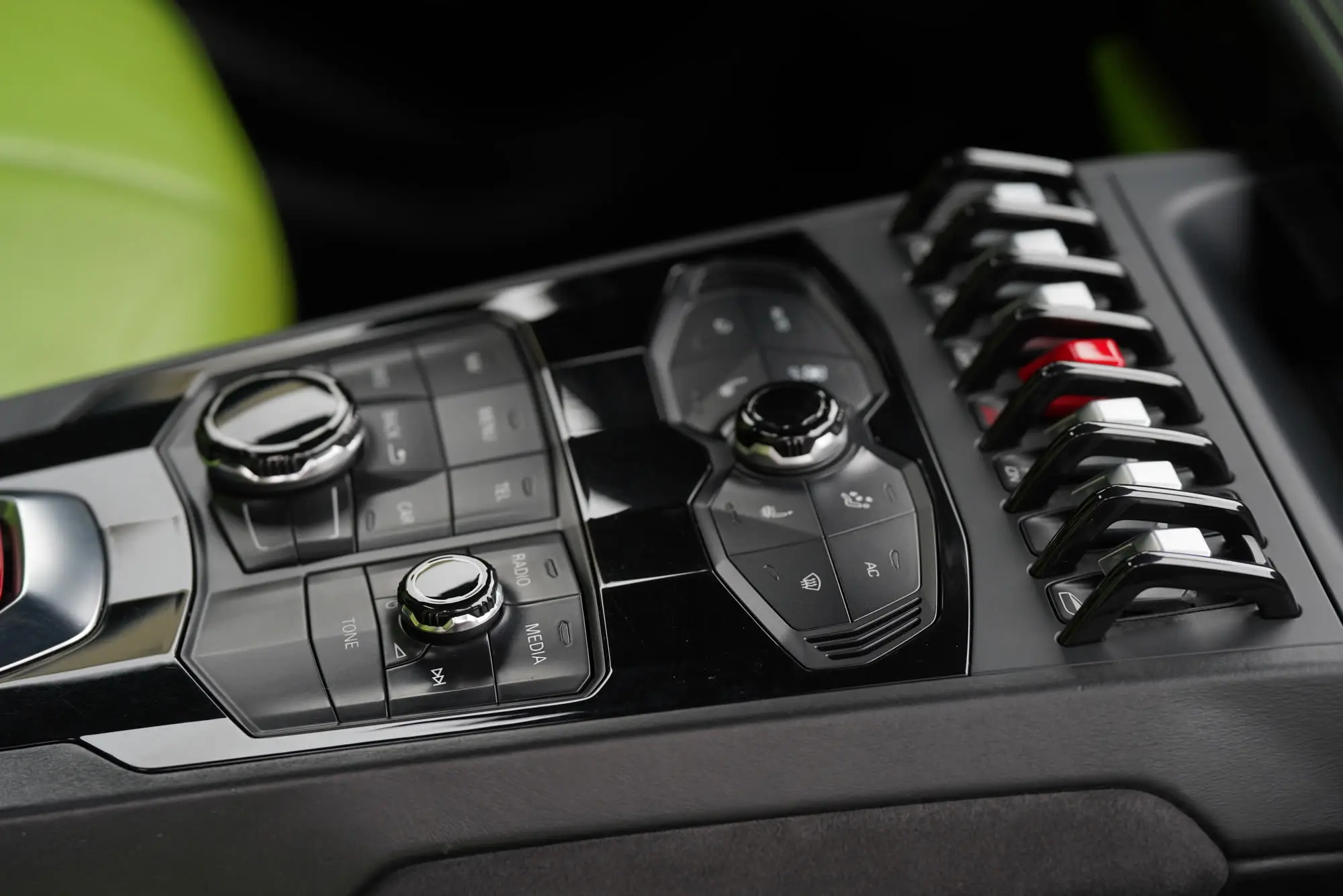 Lamborghini Huracán, Huracan center console switchgear closeup