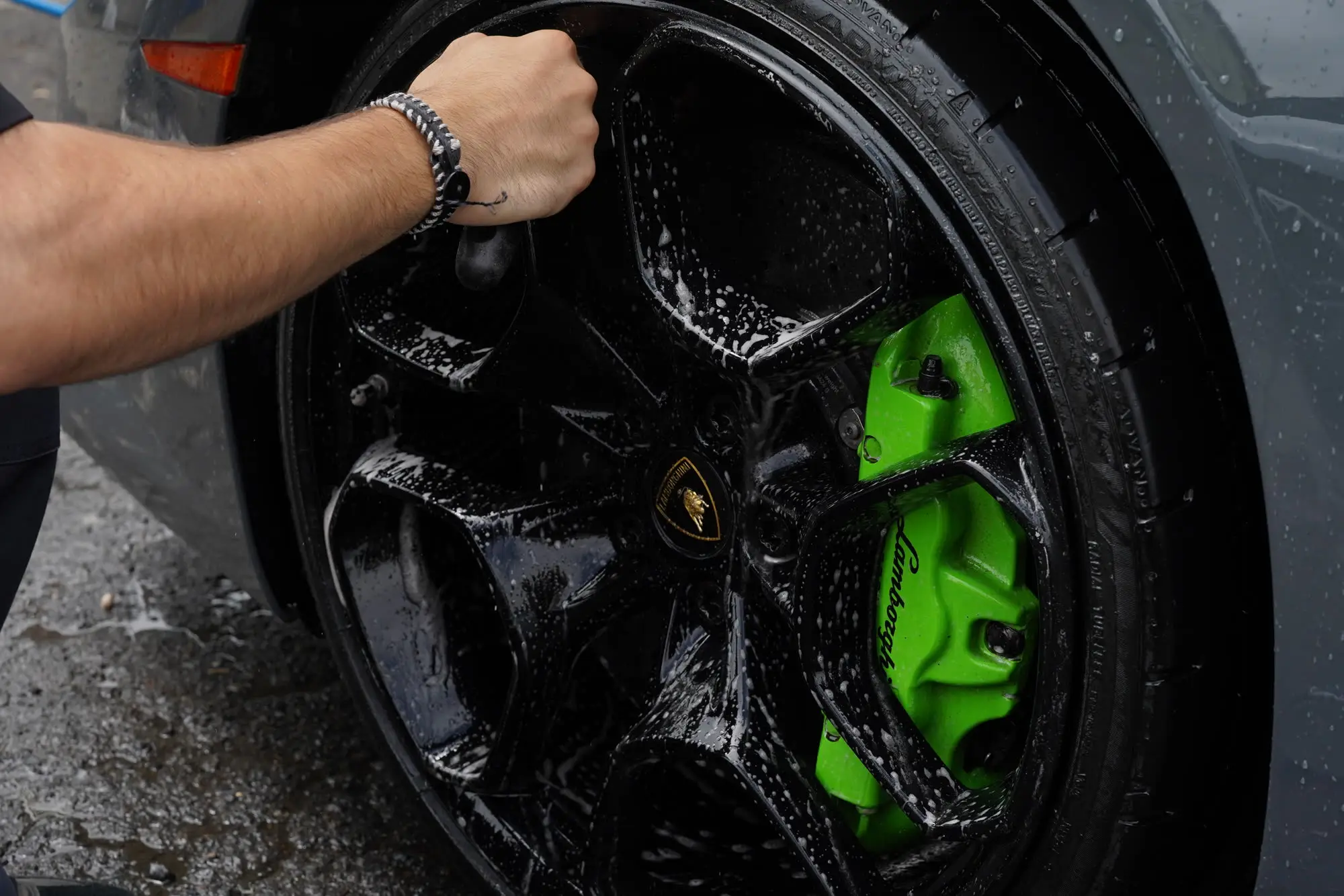 Lamborghini Huracán, Hand-washing soapy Huracan wheel, green Lamborghini caliper