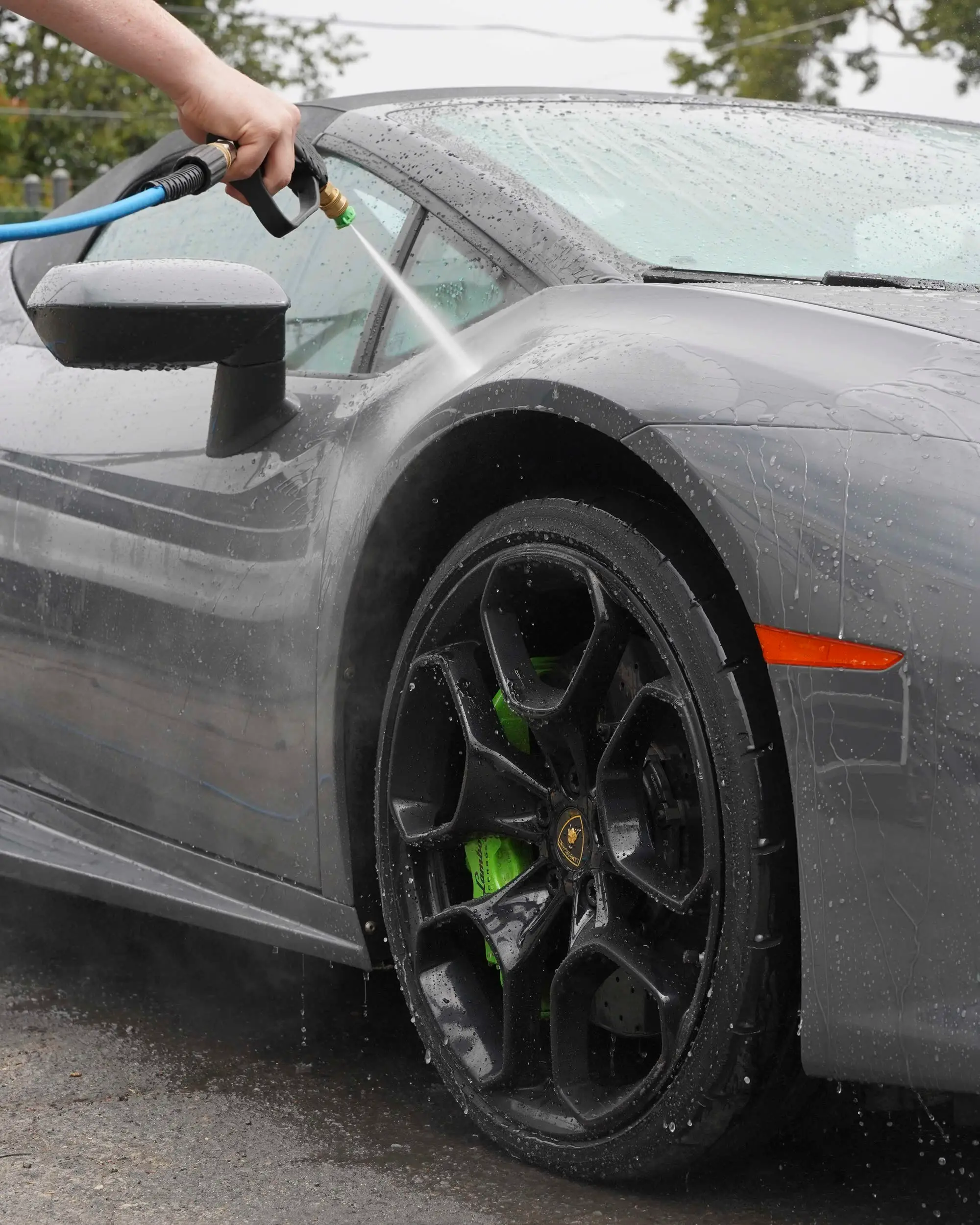 Lamborghini Huracán, Huracan being rinsed at fender/wheel