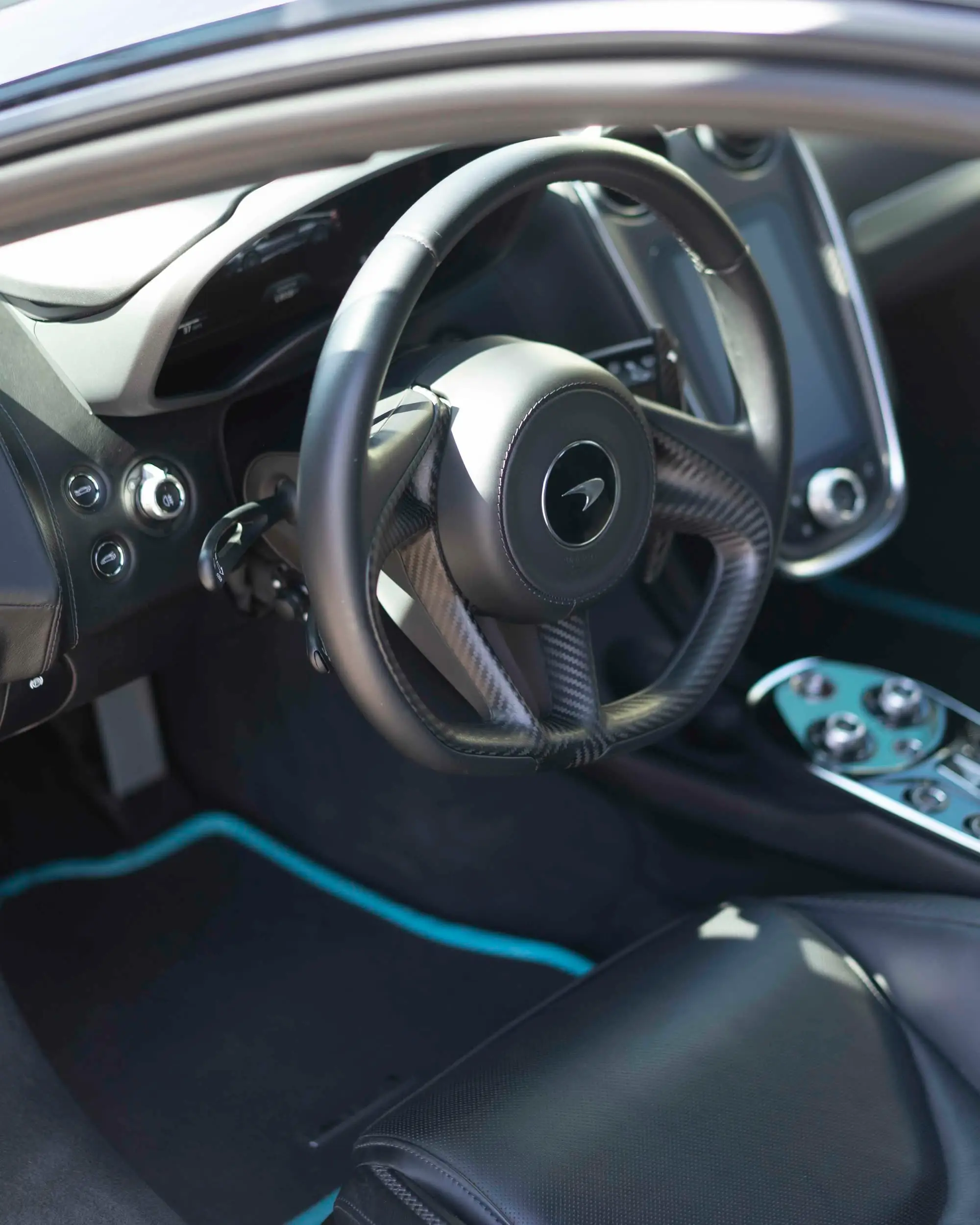 McLaren 720S, McLaren GT steering wheel and cockpit