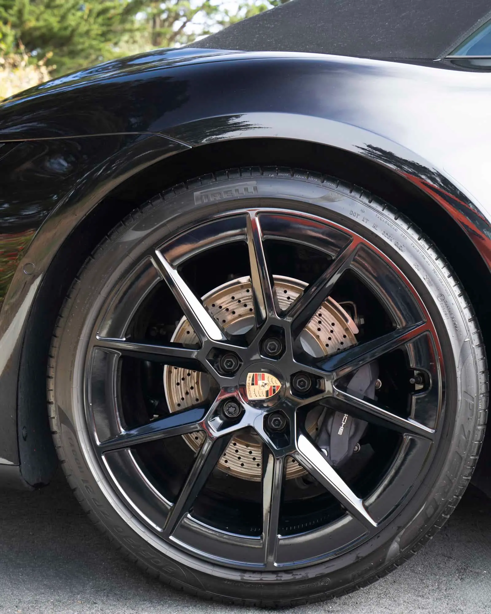 Porsche 911 gloss-black wheel and brake disc