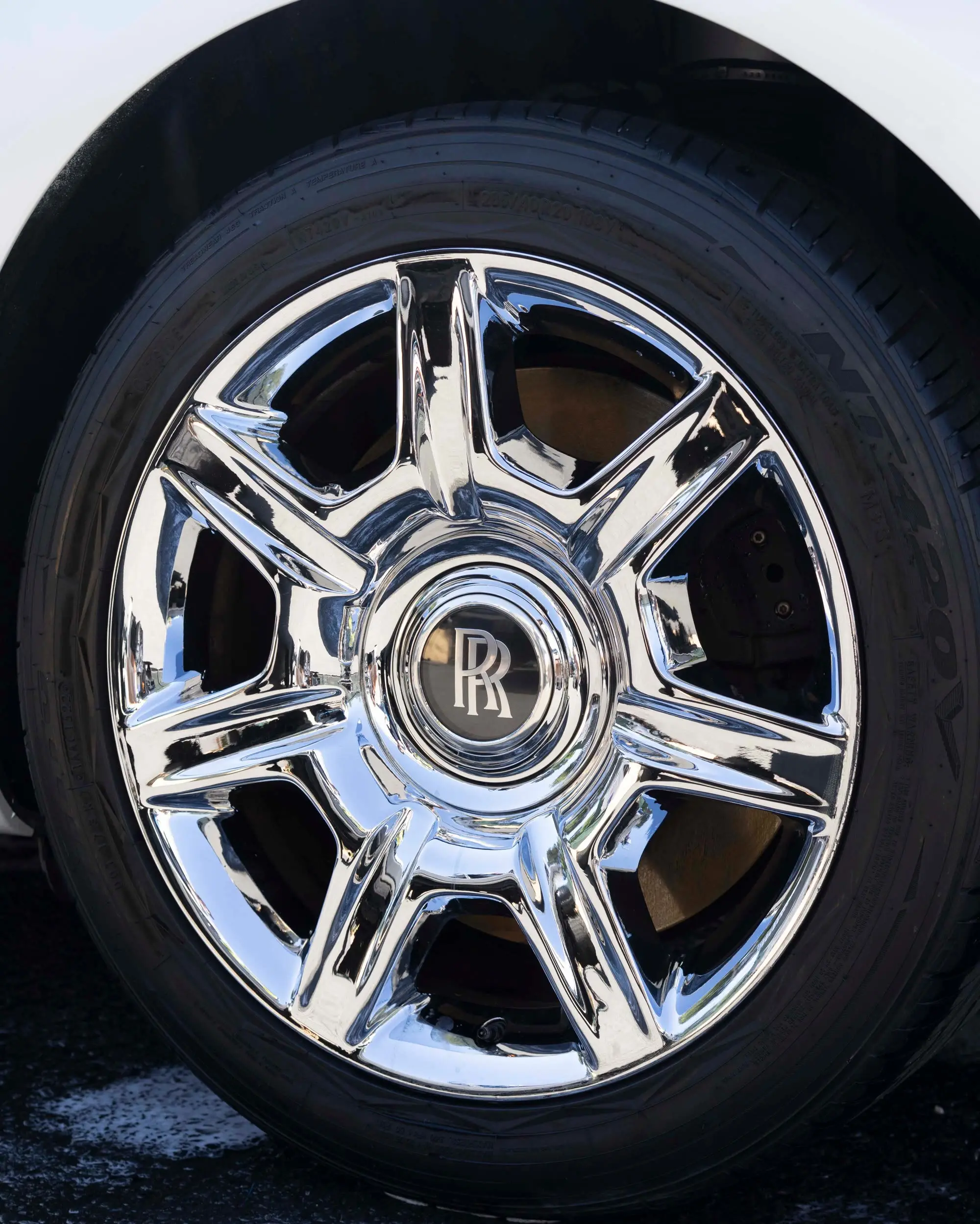 Polished chrome wheel on a coated Rolls-Royce Ghost